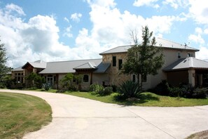 Exterior - Elegant Texas Hill Country Cottage in Pipe Creek for Family Vacations in Texas (Pipe Creek)