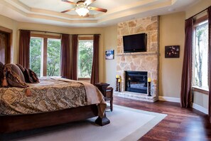 4 bedrooms, iron/ironing board, WiFi, bed sheets - Elegant Texas Hill Country Cottage in Pipe Creek for Family Vacations in Texas (Pipe Creek)