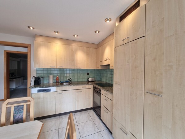 Fridge, oven, dishwasher, coffee/tea maker