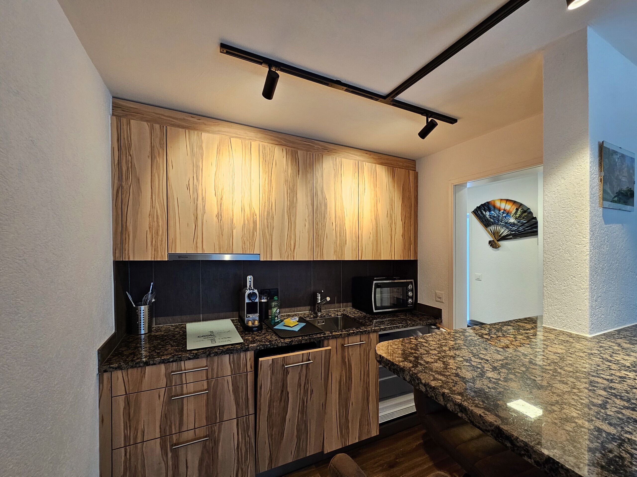 Fridge, oven, dishwasher, coffee/tea maker