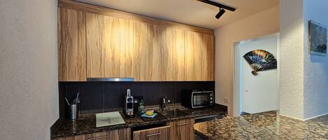 Réfrigérateur, un four, lave-vaisselle, cafetiÚre-théiÚre