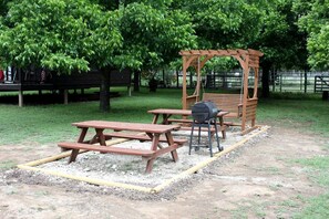 Outdoor dining - Double U Cowboy in Bandera, TX (Bandera)