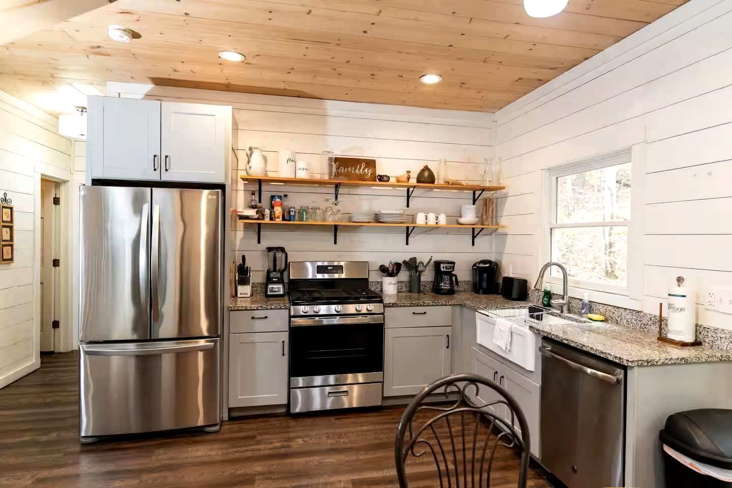 Køleskab, mikrobølgeovn, kogeplade, opvaskemaskine