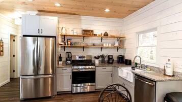 Køleskab, mikrobølgeovn, kogeplade, opvaskemaskine