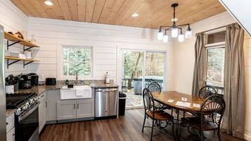 Køleskab, mikrobølgeovn, kogeplade, opvaskemaskine