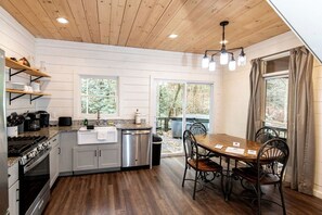 Køleskab, mikrobølgeovn, kogeplade, opvaskemaskine