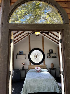 1 bedroom, bed sheets