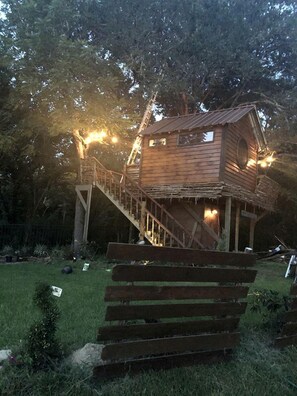 Property grounds - Creekside Texas Tree House Rental on Lake Conroe (Willis)