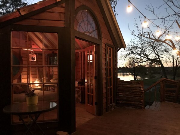 Terrace/patio - Creekside Texas Tree House Rental on Lake Conroe (Willis)
