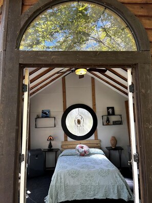 1 bedroom, bed sheets - Creekside Texas Tree House Rental on Lake Conroe (Willis)