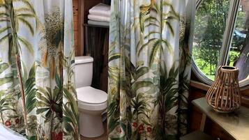 1 bedroom, desk, bed sheets