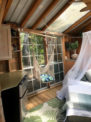 1 slaapkamer, een bureau, beddengoed