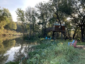 Property grounds - Gorgeous Tree House Rental with Lake Views for Glamping in Texas (Willis)