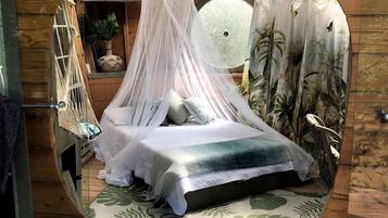 1 bedroom, desk, bed sheets