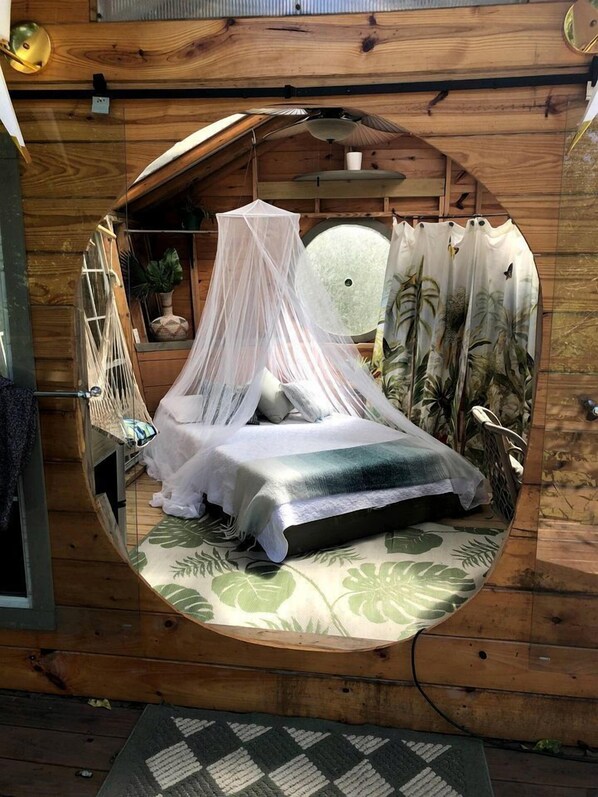 1 غرفة نوم ومكتب وملاءات أسرّة