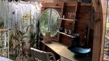 1 bedroom, desk, bed sheets