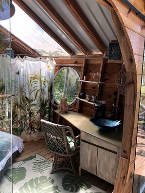 1 bedroom, desk, bed sheets