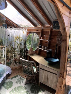 1 bedroom, desk, bed sheets