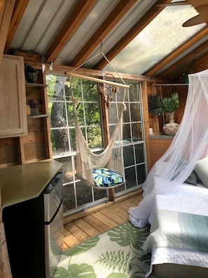 1 habitación, escritorio y ropa de cama 