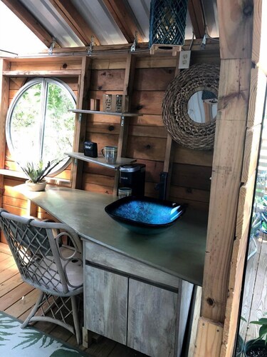 Gorgeous Tree House Rental with Lake Views for Glamping in Texas