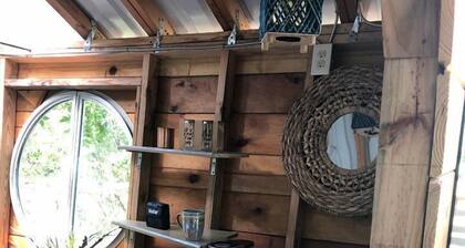 Gorgeous Tree House Rental with Lake Views for Glamping in Texas