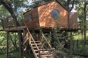 Property grounds - Gorgeous Tree House Rental with Lake Views for Glamping in Texas (Willis)