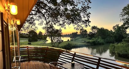 Gorgeous Tree House Rental with Lake Views for Glamping in Texas
