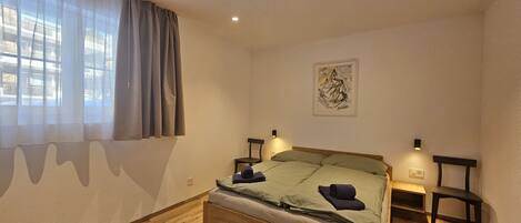 5 bedrooms, free WiFi, bed sheets