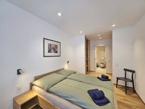 5 bedrooms, free WiFi, bed sheets