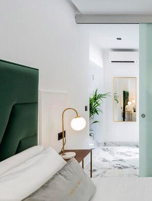 2 bedrooms, iron/ironing board, Internet, bed sheets