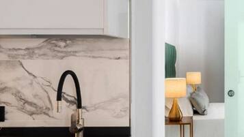 Secador de pelo, toallas, jabón y papel higiénico