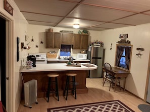 Fridge, microwave, oven, stovetop - Clear River Cabin on the Medina River in Bandera, Texas (Bandera)