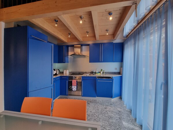 Fridge, oven, dishwasher, coffee/tea maker