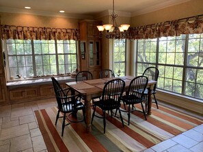 Dining - Peaceful Guadalupe River Retreat, Boerne, Texas (Boerne)