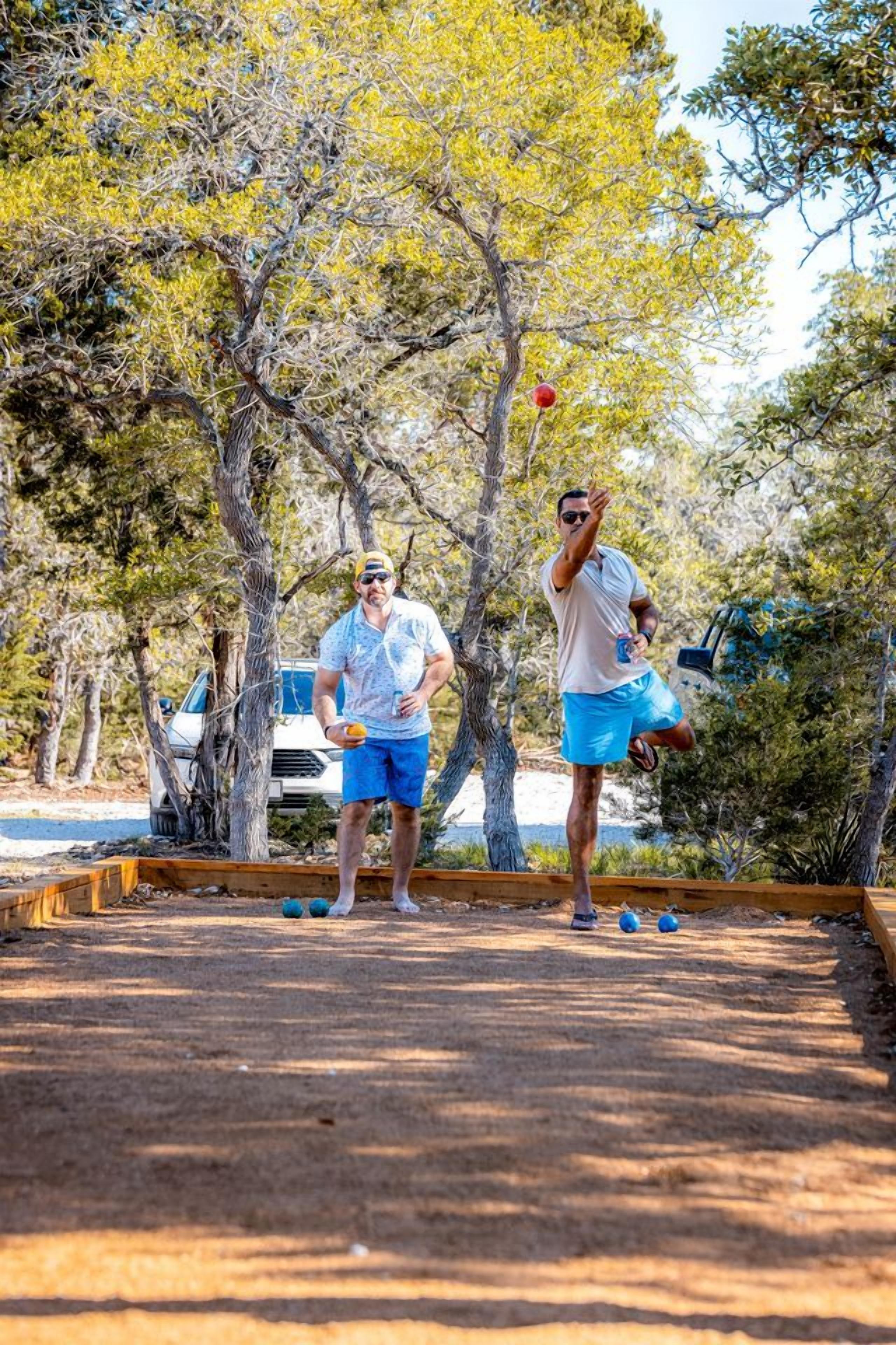 Deux personnes jouent au croquet par une journée ensoleillée.