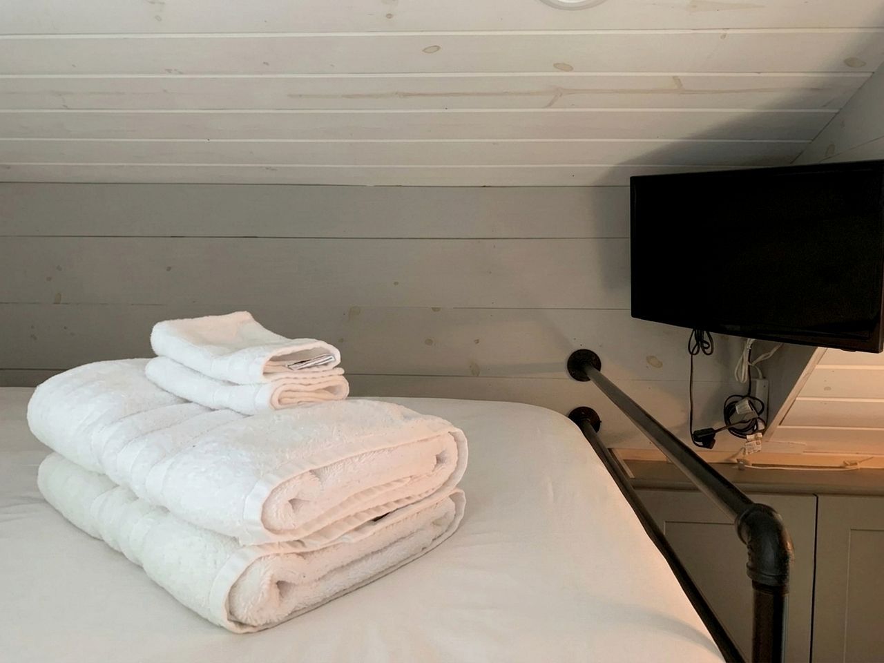 2 bedrooms, desk, WiFi, bed sheets