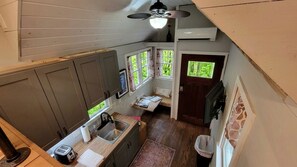Coffee/tea maker, fridge, oven, stovetop