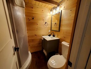 Hair dryer, towels, toilet paper - Suches Glamping Escape in Pet-Friendly Tiny House Rental for Two (Suches)