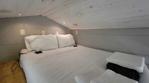 1 bedroom, WiFi, bed sheets - Suches Glamping Escape in Pet-Friendly Tiny House Rental for Two (Suches)