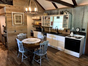 Coffee/tea maker, fridge, microwave, oven - Beautiful and Spacious Texas Hill Country Cottage for a San Antonio Vacation with the Family (Pipe Creek)