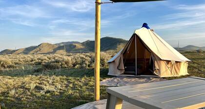 Charming Pet-Friendly Bell Tent for Glamping Escapes to Montana