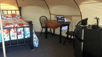 1 bedroom, desk, travel crib, WiFi