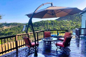 Outdoor dining - Mountainside Bandera Accommodation Perfect for a Great Vacation in Texas (Bandera)