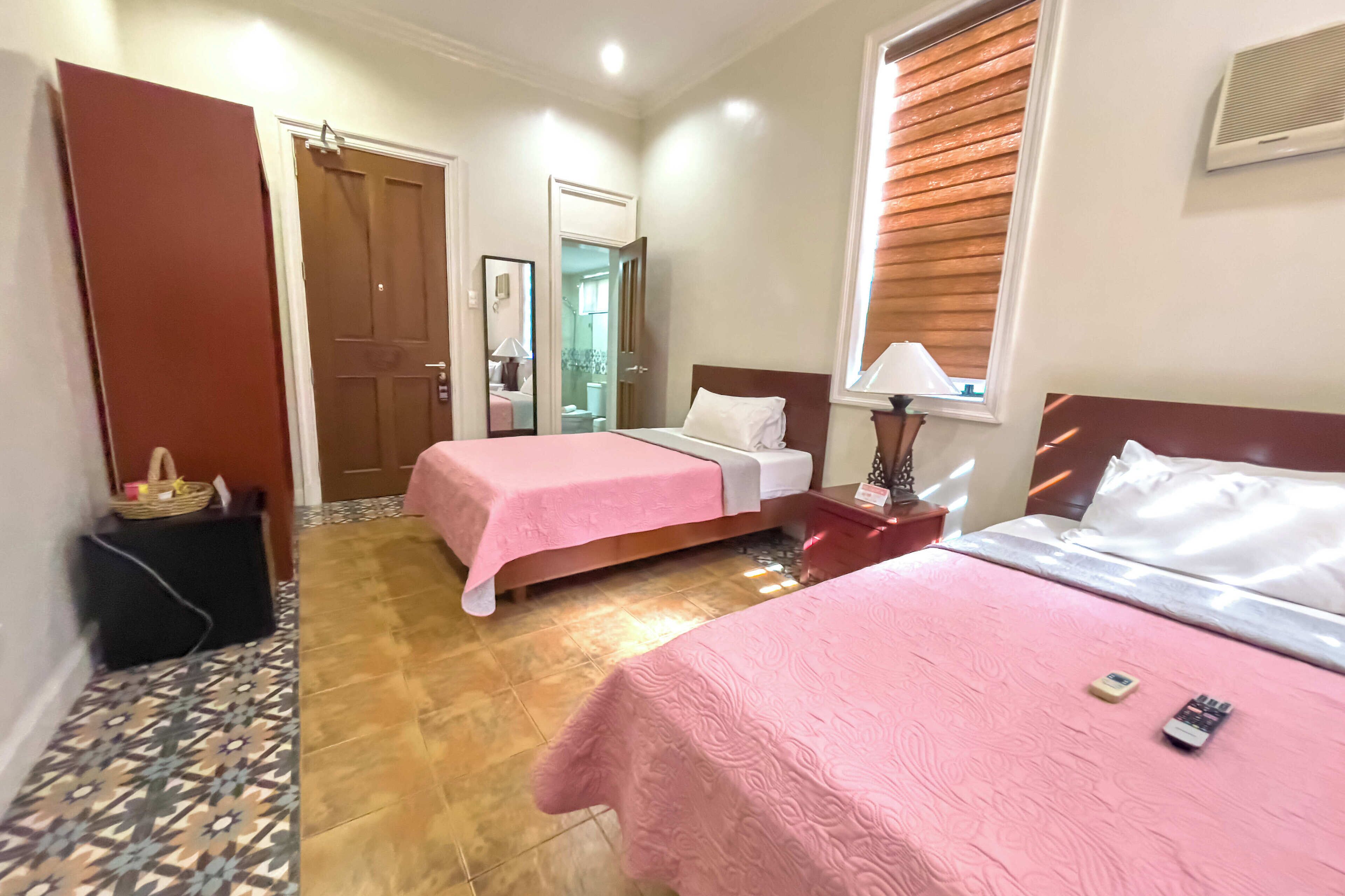 Quarto quádruplo luxo | Escrivaninha, Wi-Fi de cortesia