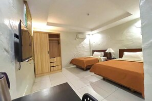 Quadruple Room | Desk, free WiFi