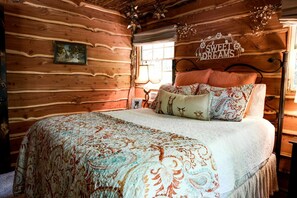 Room - Hobbit Treehouse with Waterfall on the Brazos River for Glamping in Texas (Weatherford)