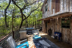 Terrace/patio - Hobbit Treehouse with Waterfall on the Brazos River for Glamping in Texas (Weatherford)