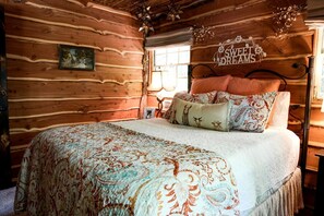 2 bedrooms, iron/ironing board, WiFi, bed sheets - Hobbit Treehouse with Waterfall on the Brazos River for Glamping in Texas (Weatherford)