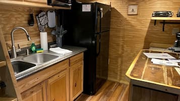 Coffee/tea maker, fridge, microwave, toaster