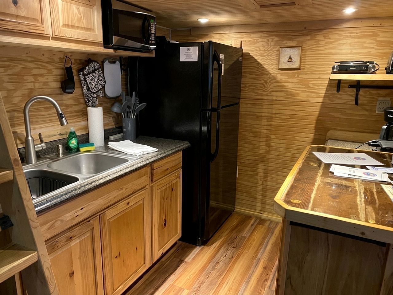 Frigorifero, microonde, macchina per tè/caffè, tostapane